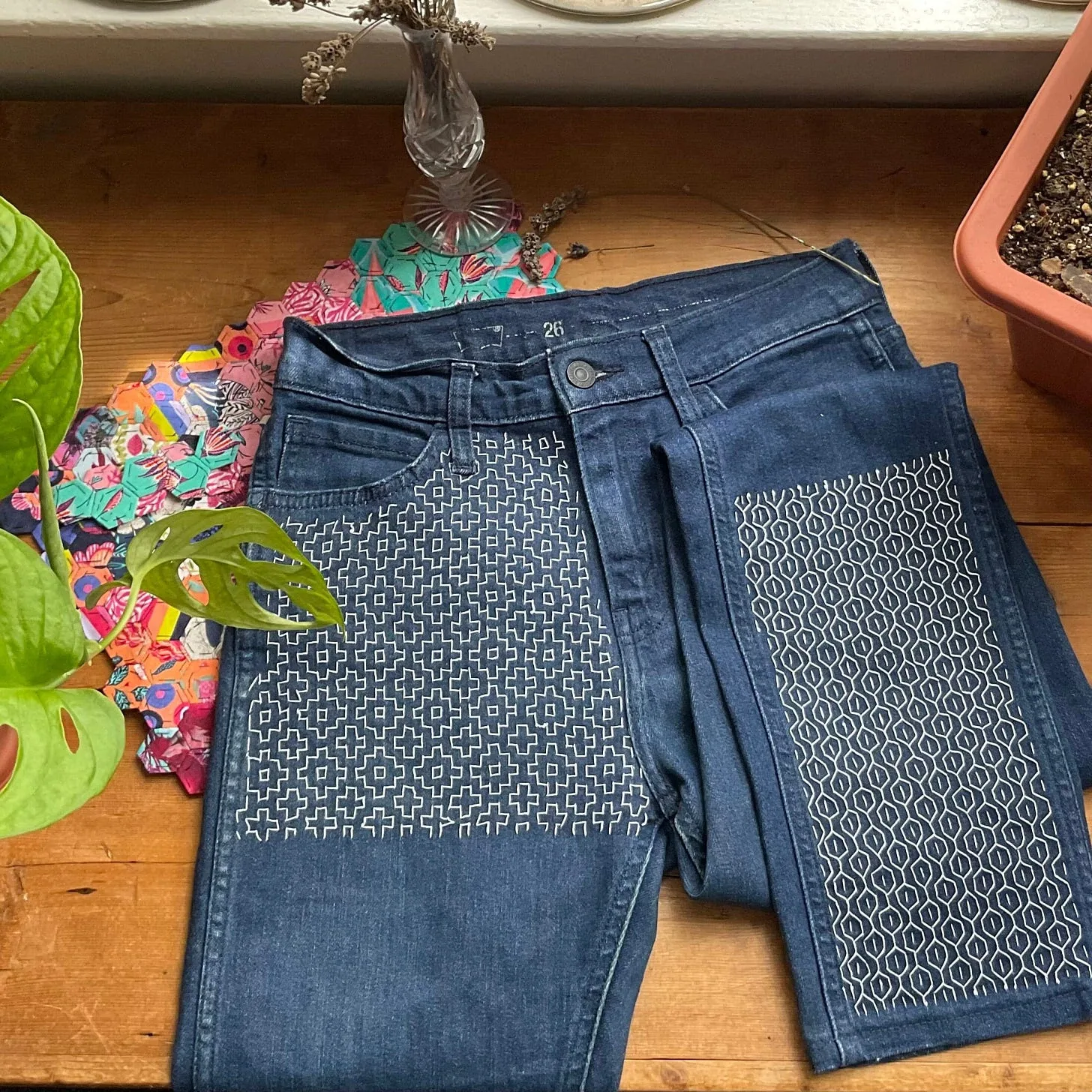 Dettaglio di upcycling — capo riparato a mano