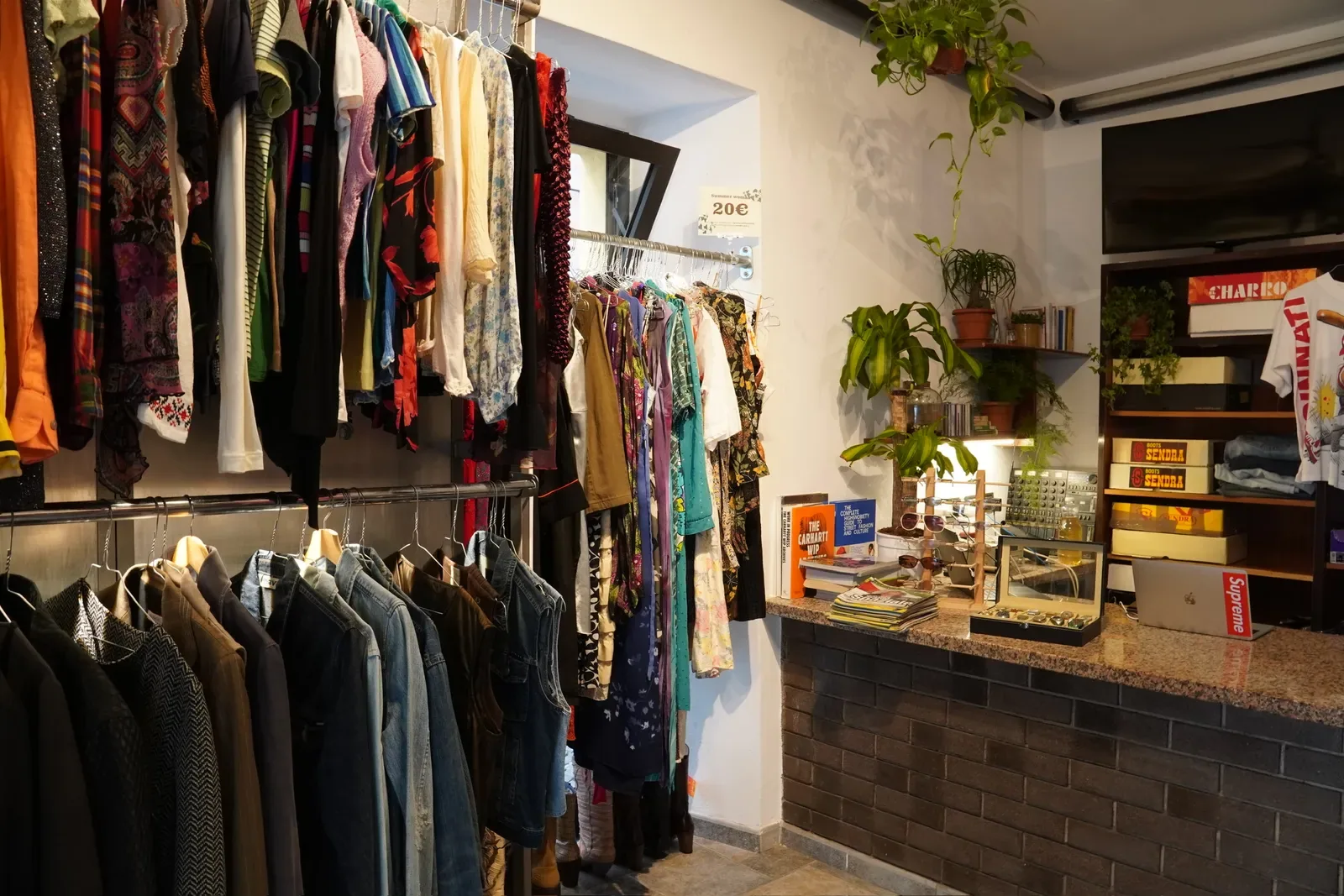 Dettaglio rack — capi vintage selezionati