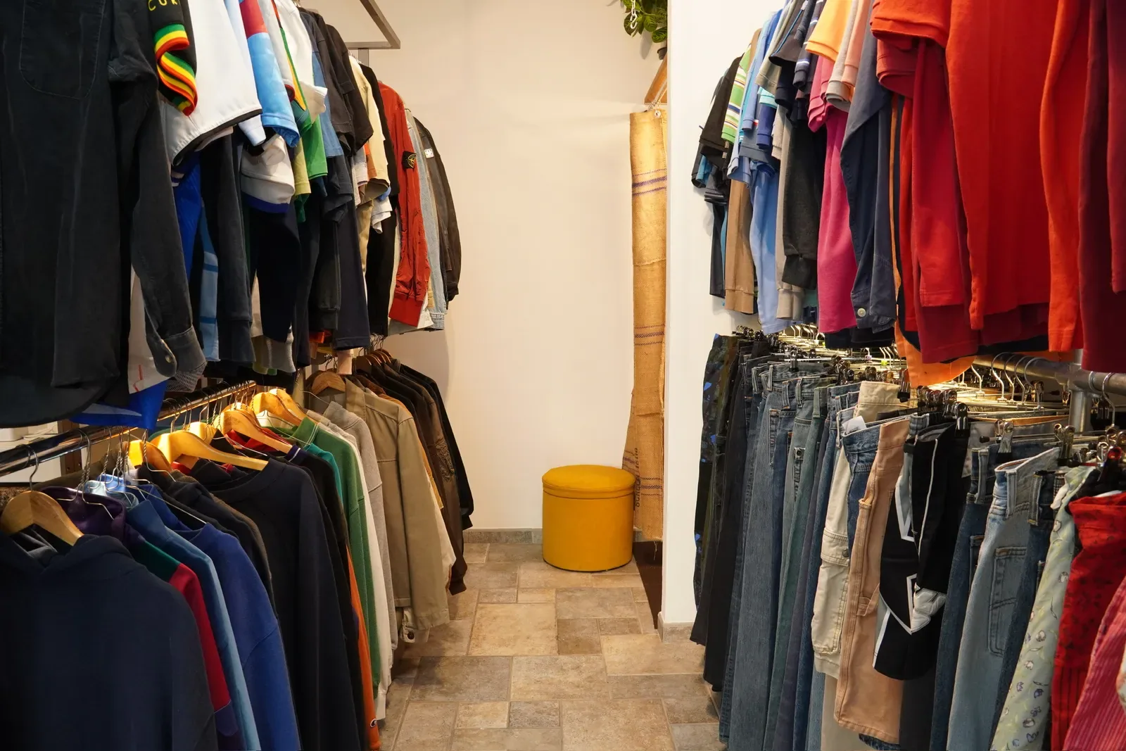 Interno bottega — dettaglio merchandising